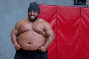 高富帅变矮胖挫！西蒙斯发布肥胖版P图训练照：让我们开干吧
