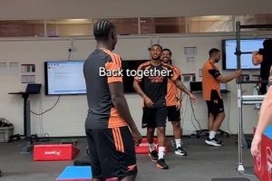 氛围真好！阿森纳多名世界杯国脚今日归队，球员们相互拥抱